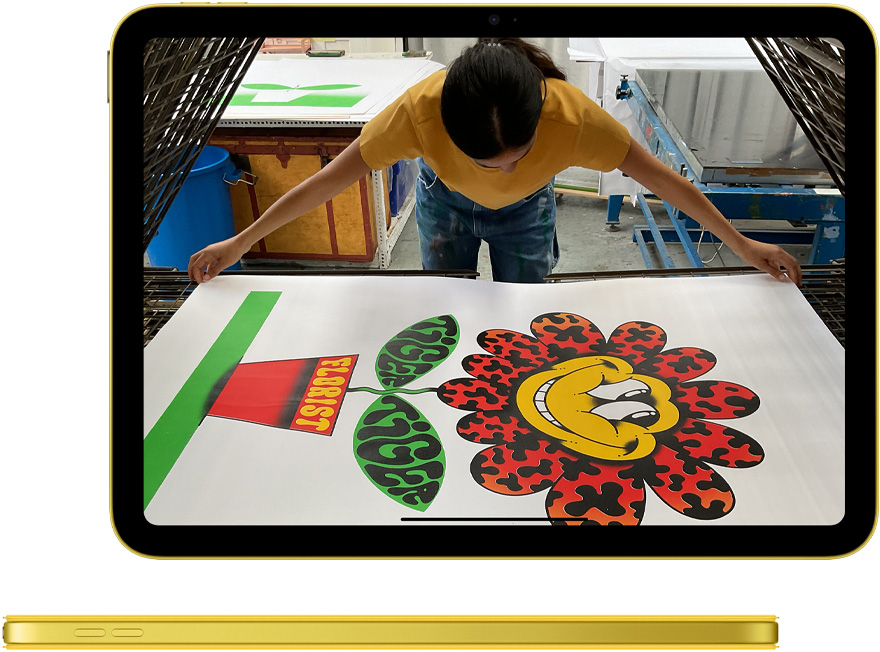 iPad上の写真アプリと、同じ色のSmart Folioで覆われたイエローのiPadの側面