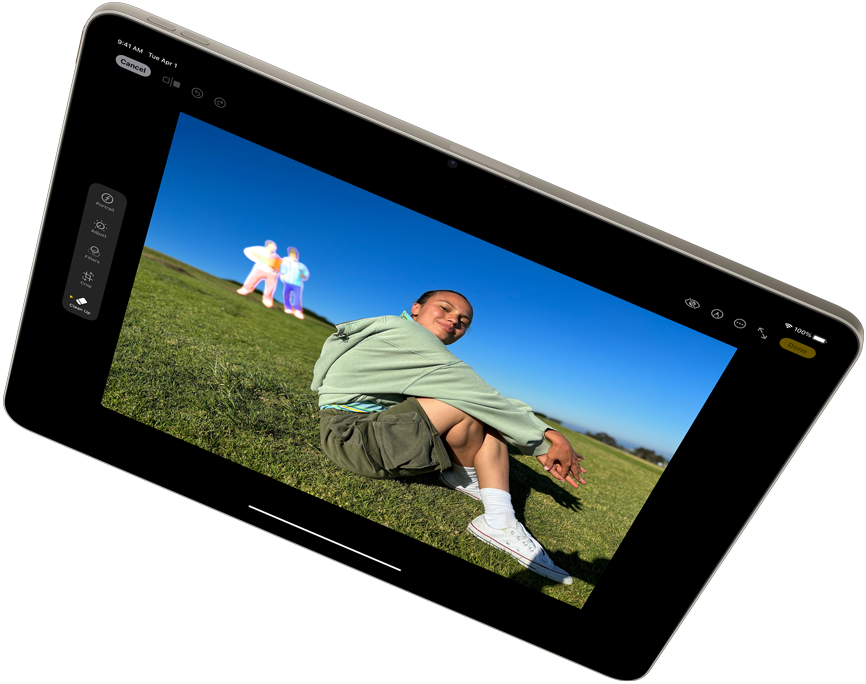 iPad Air în dispunere orizontală ilustrează Apple Intelligence cu instrumentul Clean up în aplicația Poze