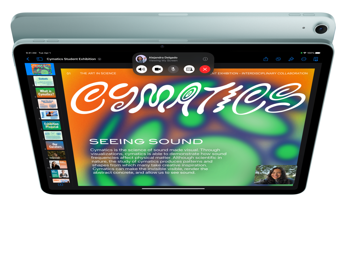 iPad Air, partea exterioară din față, pe care un utilizator folosește FaceTime și se uită în Keynote, în fața unui alt iPad Air, partea exterioară din spate