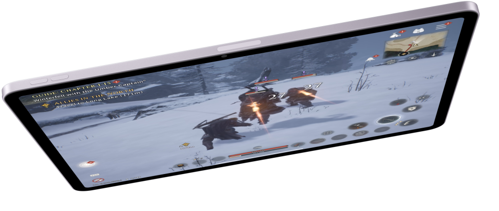 iPad Air în dispunere orizontală, afișând un joc video, cu alte două modele iPad Air mai jos