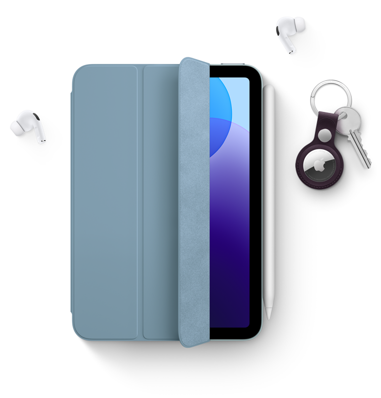 Un iPad mini avec un Smart Folio, un Apple Pencil Pro, des AirPods Pro et un AirTag fixé à un porte-clés.