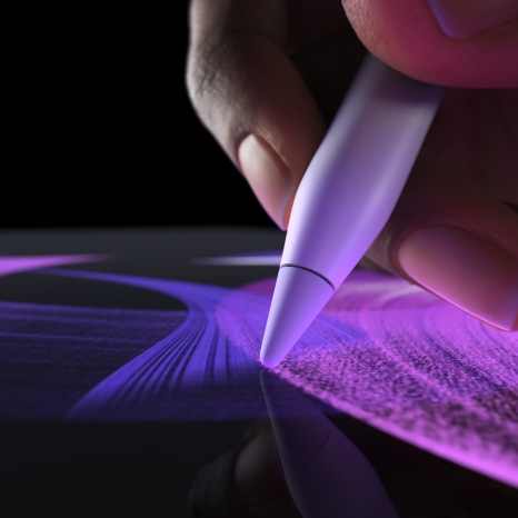 Apple Pencil Pro, странична външна част, бял цвят, ръка, държаща молив, рисуваща ярко синя линия с четка