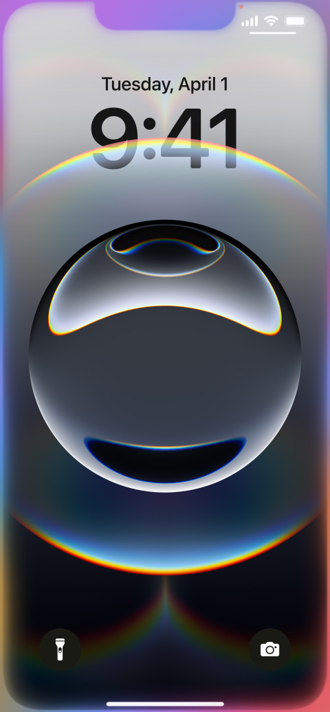 Hand die iPhone 16e vasthoudt, met randen rondom het toegangsscherm die kleurrijk oplichten.