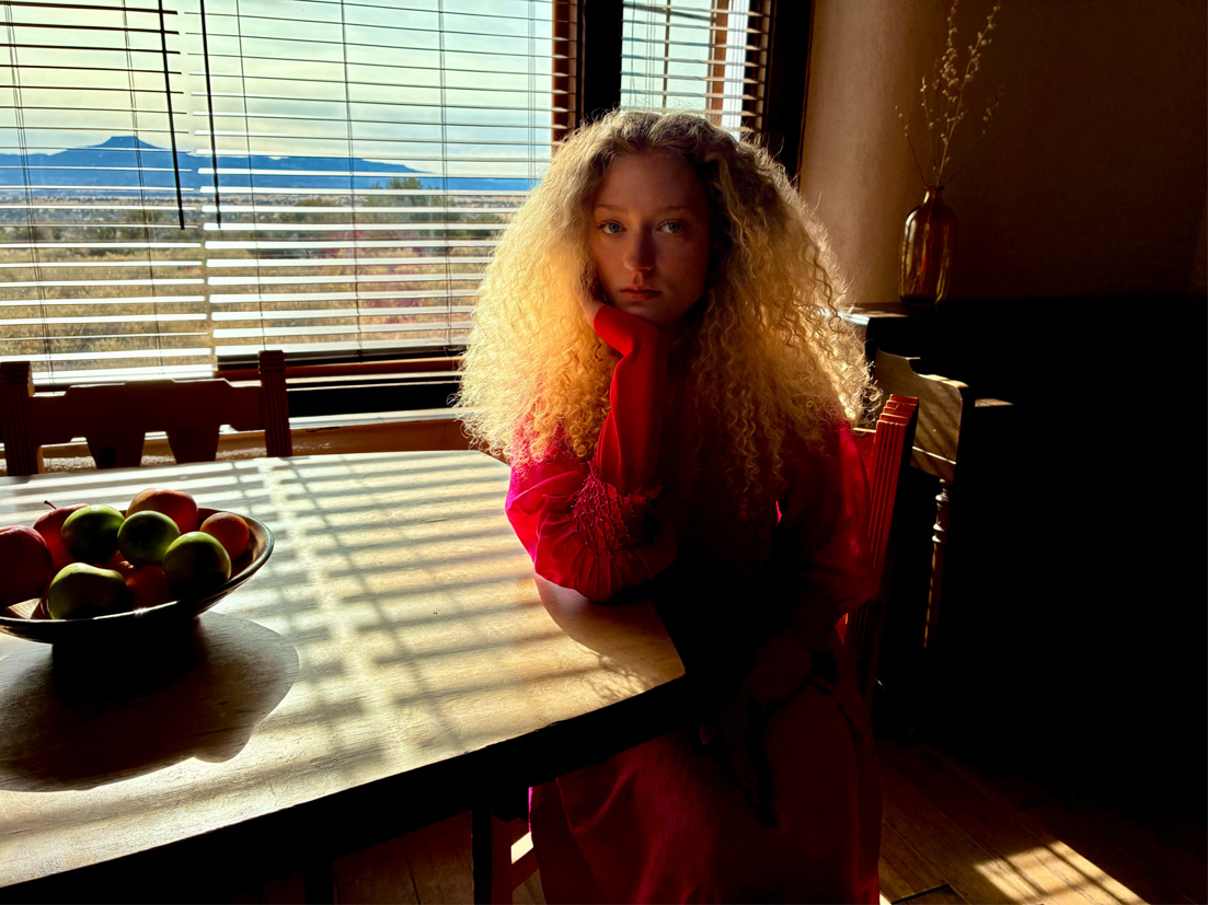 Foto van iemand gemaakt met de verbeterde beelden bij weinig licht-feature.