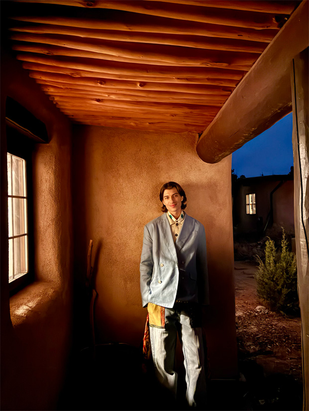 Foto van iemand die is gemaakt in de Nachtmodus.