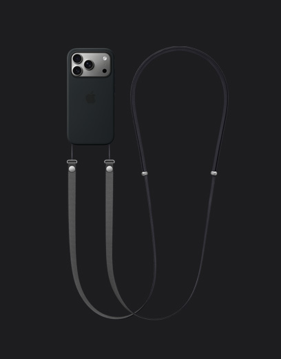 Un iPhone 17 Pro, exterior spate, culoare Argintiu, cu o husă neagră din silicon cu MagSafe și o curea Crossbody de culoare gri închis atașată