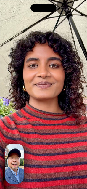 iPhone Air, priekšpuses skats, Center Stage videozvanu funkcija darbībā ar divu cilvēku FaceTime zvanu