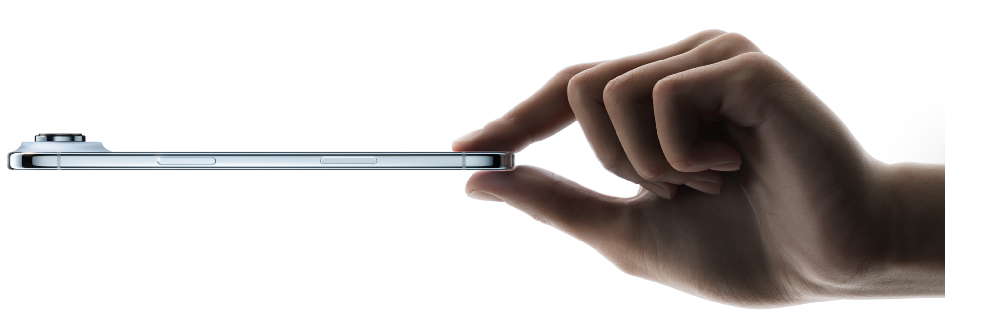 Starp īkšķi un rādītājpirkstu novietots iPhone Air, sānskats, debeszila krāsa, plāns profils, Fusion kameru sistēma, pogas: sānu, Camera Control