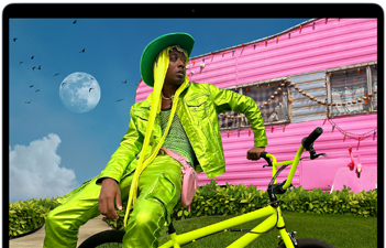 MacBook Air affichant la photo d’une personne vêtue de façon colorée pour illustrer la gamme de couleurs et la définition de l’écran Liquid Retina