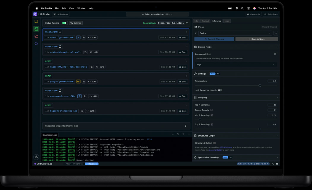 Pantalla de una MacBook Pro que muestra LM Studio