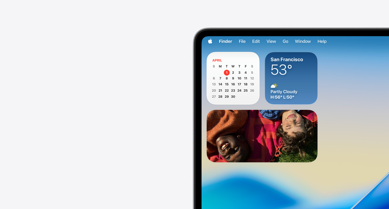 Kiri atas layar perangkat Mac menampilkan Bar Menu transparan dan widget aplikasi Cuaca, Kalender, dan Foto versi Liquid Glass di Pusat Pemberitahuan
