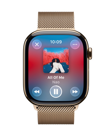 Apple Watch in Gold Titan mit Milanese Armband, Zifferblatt zeigt Apple Music, transluzente Liquid Glass Steuerelemente