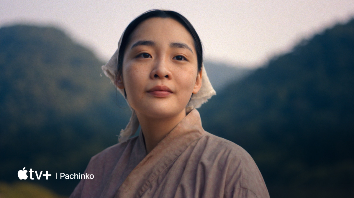 Televize s plochou obrazovkou ukazující video všech služeb Apple dostupných na Apple TV.